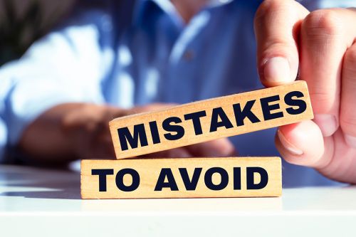 Bausteine mit Schriftzug MISTAKES TO AVOID