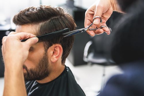 Ein Mann bekommt einen Haarschnitt