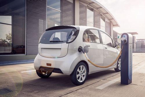 Elektroauto mit Ladesäule